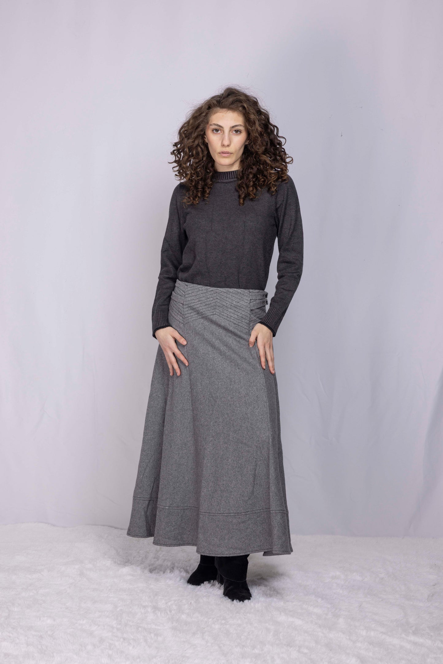 IVEE - SIMPLE SWEATER WITH BLACK TRIM