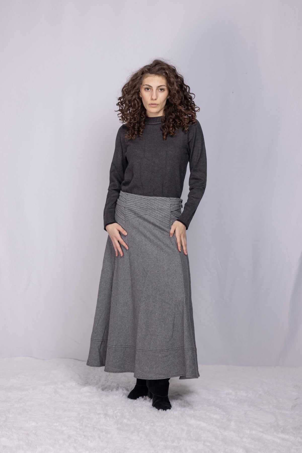 IVEE - SIMPLE SWEATER WITH BLACK TRIM