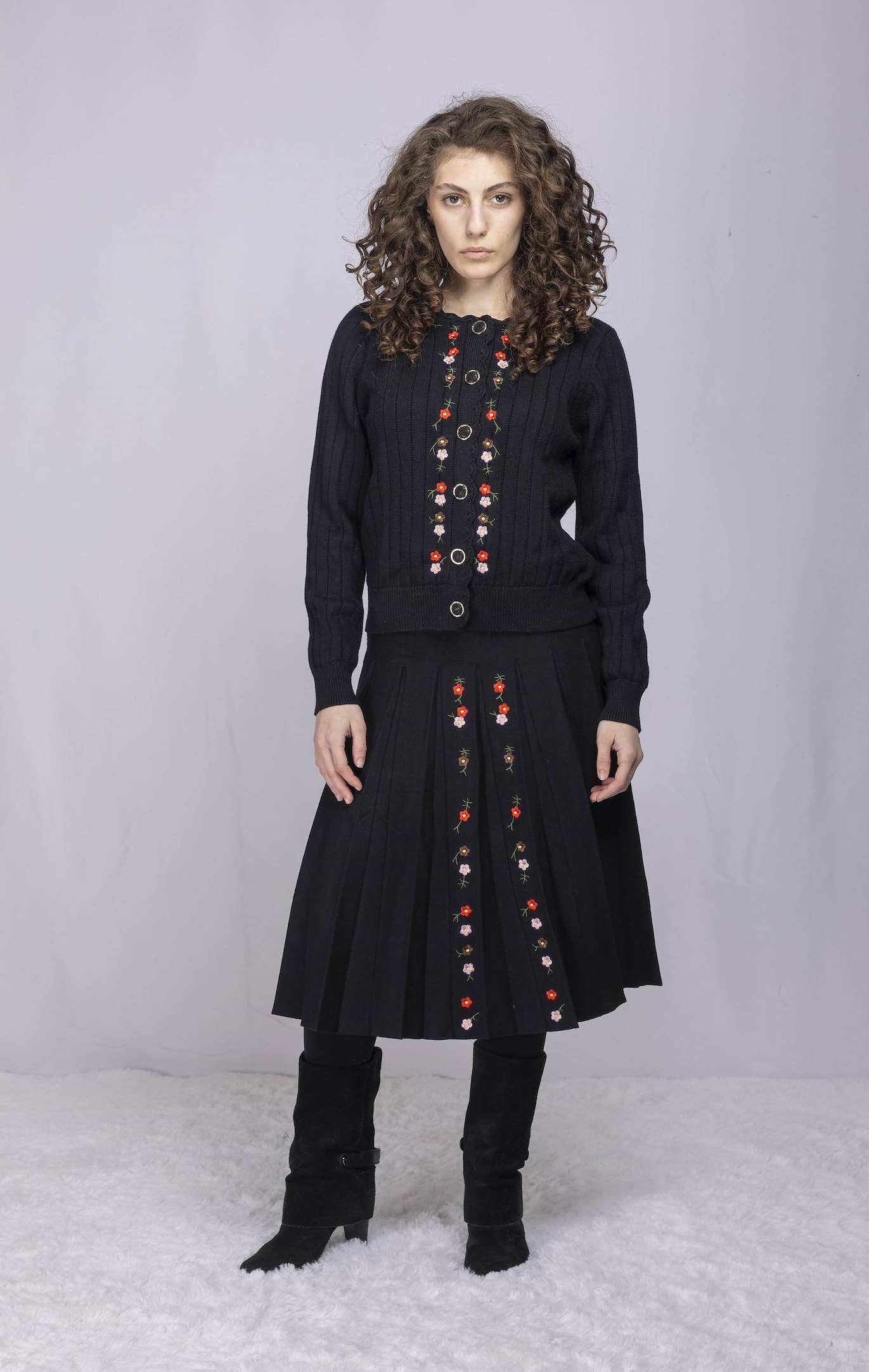 IVEE - RIBBED BUTTON FRONT TOP WITH EMBROIDERED FLOWERS