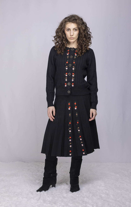 IVEE - RIBBED BUTTON FRONT TOP WITH EMBROIDERED FLOWERS